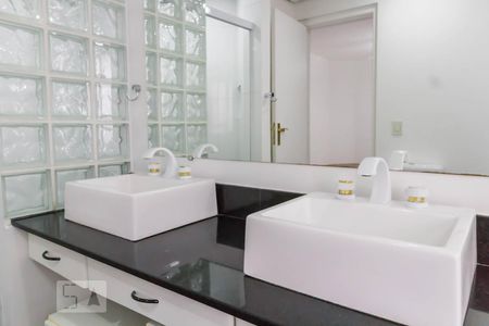 Apartamento à venda com 285m², 4 quartos e 4 vagas Apartamento à venda com 285m², 4 quartos e 4 vagasBanheiro da suíte master