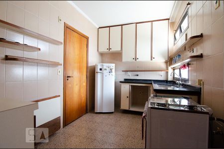 Cozinha de apartamento para alugar com 2 quartos, 100m² em Cambuí, Campinas