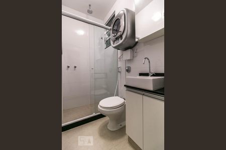 Banheiro de kitnet/studio para alugar com 1 quarto, 24m² em Botafogo, Rio de Janeiro