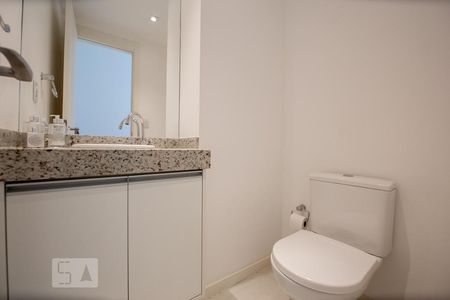 Lavabo de apartamento para alugar com 2 quartos, 80m² em Barra da Tijuca, Rio de Janeiro