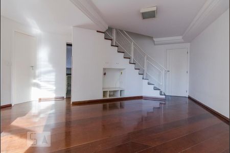 Escada de acesso para os quartos na sala de TV  de apartamento à venda com 3 quartos, 147m² em Vila Gomes Cardim, São Paulo