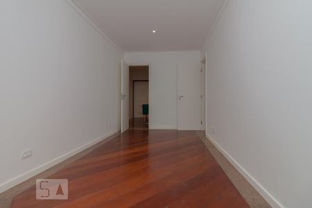 Sala de TV de apartamento à venda com 4 quartos, 225m² em Jardim Fonte do Morumbi, São Paulo