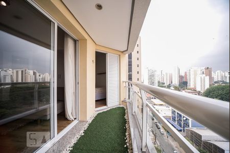 Varanda que liga a sala, quarto e área de serviço de kitnet/studio à venda com 1 quarto, 43m² em Vila Olímpia, São Paulo