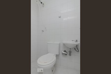 Banheiro de serviço de apartamento à venda com 3 quartos, 85m² em Vila Suzana, São Paulo