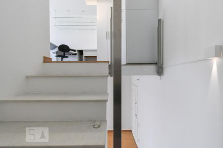 Escadaria de apartamento para alugar com 1 quarto, 73m² em Vila Madalena, São Paulo