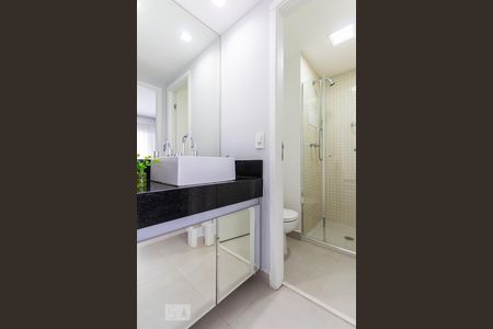 Banheiro  de apartamento para alugar com 1 quarto, 50m² em Campo Belo, São Paulo