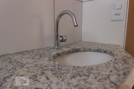 Banheiro de apartamento à venda com 2 quartos, 48m² em Castelo, Belo Horizonte