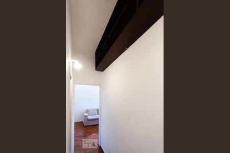 Detalhe prateleira de parede suspensa no corredor de acesso aos dormitórios de apartamento para alugar com 3 quartos, 80m² em Jardim Botânico, Rio de Janeiro