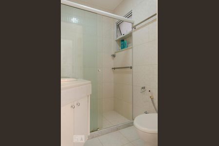Banheiro social de apartamento para alugar com 2 quartos, 65m² em Jardim Botânico, Rio de Janeiro