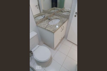 Banheiro social de apartamento à venda com 2 quartos, 70m² em Barra da Tijuca, Rio de Janeiro