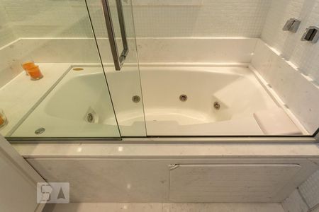 Banheiro de apartamento para alugar com 2 quartos, 160m² em Vila Uberabinha, São Paulo