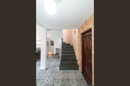 Sala Escada de casa para alugar com 2 quartos, 220m² em Jardim Umuarama, São Paulo