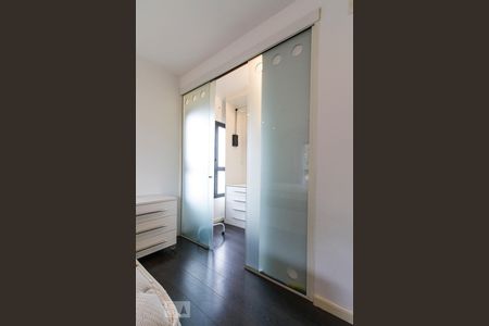 Porta do closet quarto   de apartamento à venda com 2 quartos, 74m² em Vila Regente Feijó, São Paulo
