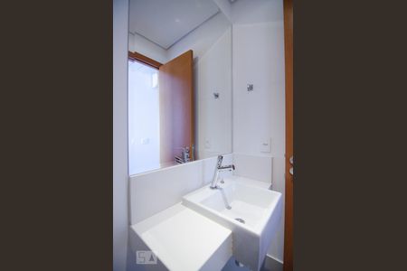 Lavabo de apartamento para alugar com 1 quarto, 57m² em Cambuí, Campinas