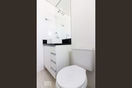 Banheiro de apartamento para alugar com 1 quarto, 35m² em Vila Diva (zona Norte), São Paulo