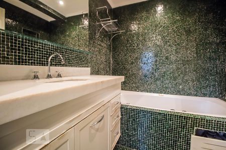 Banheiro suíte 1 de apartamento para alugar com 3 quartos, 175m² em Boaçava, São Paulo