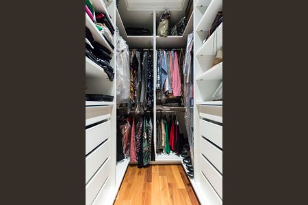 Closet da suíte de apartamento para alugar com 2 quartos, 85m² em Empresarial 18 do Forte, Barueri