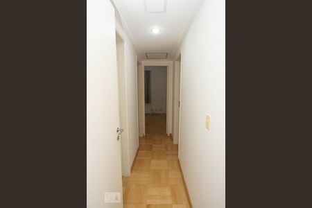 Corredor de apartamento para alugar com 3 quartos, 127m² em Vila Suzana, São Paulo