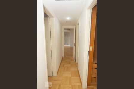 Corredor de apartamento para alugar com 3 quartos, 127m² em Vila Suzana, São Paulo