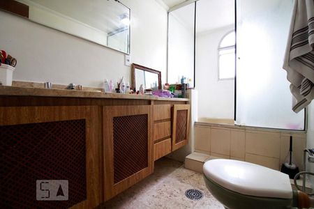 Banheiro suíte de apartamento para alugar com 4 quartos, 216m² em Vila Morumbi, São Paulo