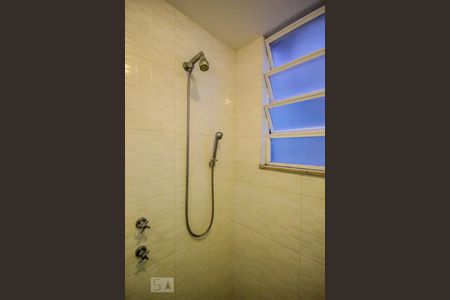 Banheiro de apartamento para alugar com 2 quartos, 90m² em Leme, Rio de Janeiro