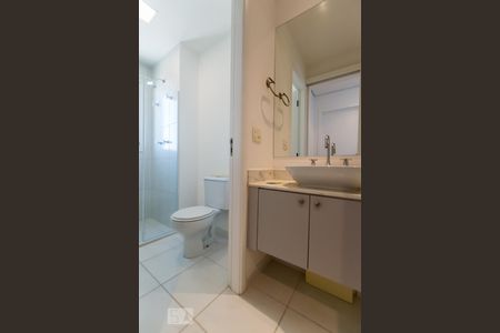 Banheiro de apartamento à venda com 1 quarto, 62m² em Empresarial 18 do Forte, Barueri