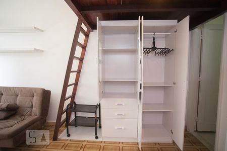 GUARDA ROUPAS de kitnet/studio para alugar com 1 quarto, 30m² em Barra da Tijuca, Rio de Janeiro