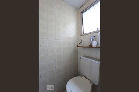 Banheiro de serviço de apartamento para alugar com 2 quartos, 58m² em Butantã, São Paulo