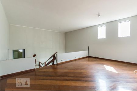 Sala intima de casa de condomínio à venda com 4 quartos, 380m² em Alphaville, Barueri