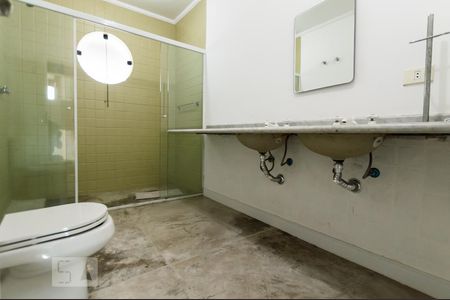 Banheiro de casa de condomínio à venda com 4 quartos, 380m² em Alphaville, Barueri