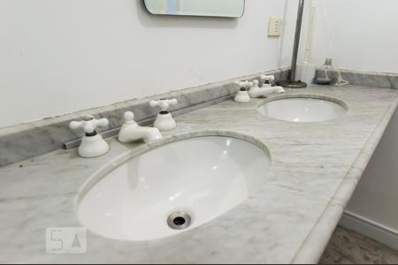 Banheiro de casa de condomínio à venda com 4 quartos, 380m² em Alphaville, Barueri