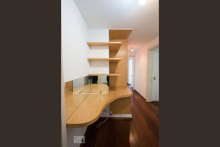 Corredor de apartamento à venda com 3 quartos, 140m² em Vila Suzana, São Paulo