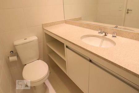 Banheiro Social Detalhe Armário de apartamento para alugar com 1 quarto, 82m² em Pinheiros, São Paulo