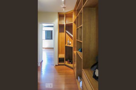 Closet suíte 1 de apartamento para alugar com 4 quartos, 170m² em Vila Nova Conceição, São Paulo