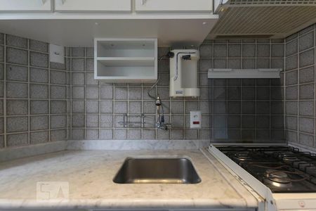 1o. Andar - Cozinha (Torneira) de apartamento para alugar com 1 quarto, 56m² em Aclimação, São Paulo