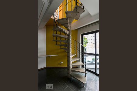 Apartamento para alugar com 56m², 1 quarto e 1 vaga1o. Andar - Sala (Escadas)