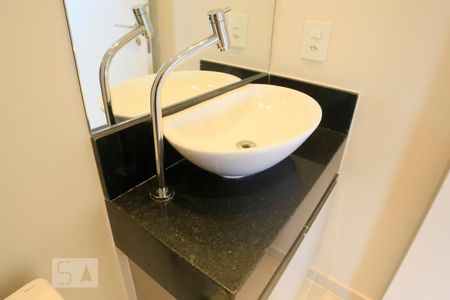 Banheiro Lavabo Detalhe de apartamento para alugar com 1 quarto, 65m² em Pinheiros, São Paulo