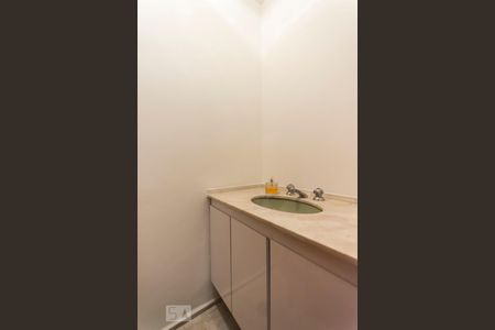 Lavabo de apartamento para alugar com 3 quartos, 136m² em Itaim Bibi, São Paulo