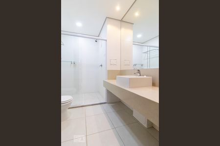 Banheiro de kitnet/studio para alugar com 1 quarto, 45m² em Tamboré, Santana de Parnaíba