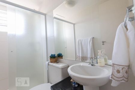 Banheiro de apartamento à venda com 2 quartos, 51m² em Jardim Nova Europa, Campinas