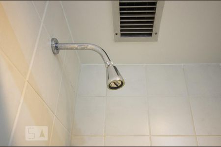 Detalhe chuveiro do banheiro social de apartamento para alugar com 3 quartos, 149m² em Jardim Botânico, Rio de Janeiro