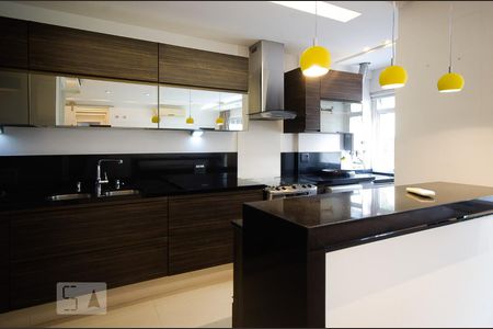 Cozinha americana no primeiro pavimento do duplex de apartamento à venda com 4 quartos, 160m² em Lagoa, Rio de Janeiro