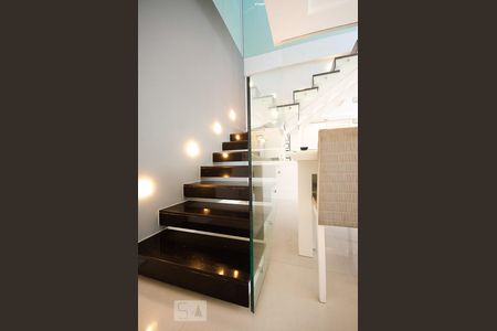 Escada de acesso a cobertura do duplex de apartamento à venda com 4 quartos, 160m² em Lagoa, Rio de Janeiro