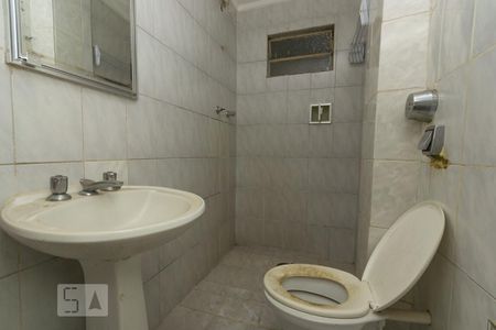 Banheiro de kitnet/studio para alugar com 1 quarto, 23m² em Liberdade, São Paulo