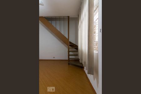 Escada de Acesso aos Quartos e Banheiro  de casa para alugar com 3 quartos, 90m² em Vila Regente Feijó, São Paulo