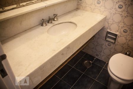 Detalhe banheiro de kitnet/studio para alugar com 1 quarto, 25m² em República, São Paulo