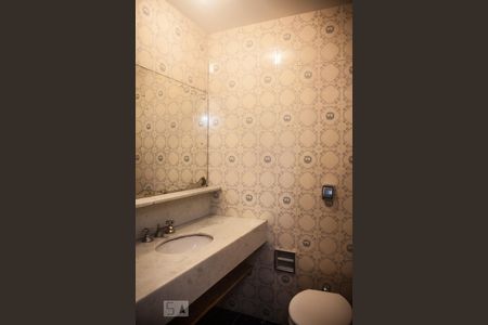 Banheiro de kitnet/studio para alugar com 1 quarto, 25m² em República, São Paulo