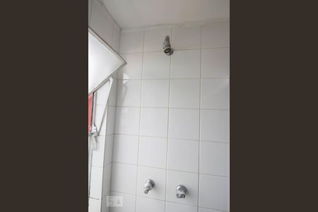 Banheiro social detalhe de apartamento para alugar com 2 quartos, 55m² em Sumarezinho, São Paulo