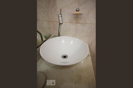 Detalhe lavatório do banheiro social de apartamento à venda com 3 quartos, 100m² em Leblon, Rio de Janeiro