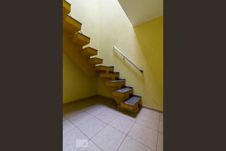 Escada de Acesso aos Quartos  de casa para alugar com 2 quartos, 120m² em Quarta Parada, São Paulo